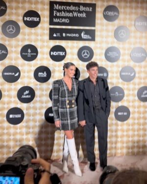 Marc Márquez Instagram - Ayer en la apertura de la MBFWMadrid gracias a @allianz_es.😊 Un evento especial para descubrir el talento de diseñadores de la moda española.

Este domingo más... estaremos en la pasarela y en el Showroom #AllianzEGO23 descubriendo a diseñadores emergentes. 

@mbfwmadrid #MBFWMadrid