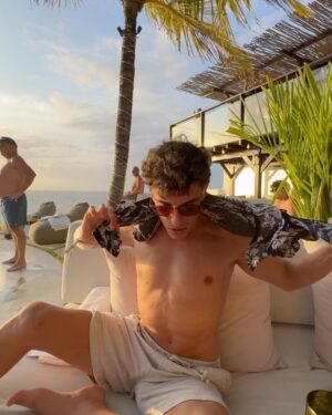 Marc Márquez Instagram - 1. Matur suksuma Bali🫶🏼
2. Recargado🧘🏻‍♂️
3. Caprichos🍫 
4. Sacando los pasos prohibidos😂
5. Amigos!!🏍️ 
6. ☀️🌊🏝️
7. Bucin🤍