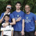 Marcell Siahaan Instagram - Singacup 2023 di Singapura menjadi pengalaman bertanding sepakbola di luar negeri yang pertama buat Seth Ananda. Nervous dia. Sempat diawali dengan insiden paspor Seth dan Ayihnya yang tertahan di Kedutaan Belanda karena pengurusan Schengen Visa, dengan munculnya sistem dimana paspor tidak bisa ‘keluar sementara’ ketika sedang dalam pengurusan padahal harus berangkat ke Singapura untuk tanding. Alhamdulilah, Visa Schengen bisa diselesaikan tepat waktu berkat profesionalisme Kedutaan Belanda, dan akhirnya Seth berangkat ke Singapura dan bertanding bersama team @soccered.id. Kondisi Seth sayangnya belum sepenuhnya pulih dari flu-nya yang berkepanjangan, ditambah harus dengan sabar mengingatkan dia untuk terus minum air mineral serta tidak mengkonsumsi makanan manis dan produk-produk susu yang berlebihan agar alerginya tidak mudah tercetus. Pertandingan berjalan dengan cukup menegangkan karena beberapa team lawan terlihat jauh lebih solid. Seth mendapat pelajaran berharga terutama mengenai mental bertanding yang bukan saja mengharuskan dia untuk fokus pada kelebihan-kelebihannya, tapi juga disaat yang bersamaan tidak boleh jumawa, besar kepala serta cepat puas. Untung ada abangnya, Edga @_edgaiancook yang benar-benar menjadi ‘shadow coach’, yang dengan perspektifnya memberikan banyak input-input teknis maupun non-teknis untuk Seth termasuk menasehatinya untuk tetap menjaga ‘attitude’ yang baik, sabar dan tenang dalam menghadapi apapun di lapangan. Seth belajar melihat dengan mata kepalanya sendiri bahwa menentukan tujuan dan fokus adalah syarat utama yang akan menentukan seberapa jauh seseorang mampu bertahan dalam karirnya. Sekalipun usia Seth terbilang masih kecil, namun sudah saatnya untuk dia belajar dan berlatih dengan lebih serius. Terima kasih @soccered.id atas kesempatan yang sangat baik ini untuk Seth. 📷: @narawangsadheo #soccered #socceredid RainForest Sports Hub, Turf City