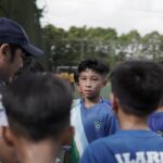 Marcell Siahaan Instagram - Singacup 2023 di Singapura menjadi pengalaman bertanding sepakbola di luar negeri yang pertama buat Seth Ananda. Nervous dia. Sempat diawali dengan insiden paspor Seth dan Ayihnya yang tertahan di Kedutaan Belanda karena pengurusan Schengen Visa, dengan munculnya sistem dimana paspor tidak bisa ‘keluar sementara’ ketika sedang dalam pengurusan padahal harus berangkat ke Singapura untuk tanding. Alhamdulilah, Visa Schengen bisa diselesaikan tepat waktu berkat profesionalisme Kedutaan Belanda, dan akhirnya Seth berangkat ke Singapura dan bertanding bersama team @soccered.id. Kondisi Seth sayangnya belum sepenuhnya pulih dari flu-nya yang berkepanjangan, ditambah harus dengan sabar mengingatkan dia untuk terus minum air mineral serta tidak mengkonsumsi makanan manis dan produk-produk susu yang berlebihan agar alerginya tidak mudah tercetus. Pertandingan berjalan dengan cukup menegangkan karena beberapa team lawan terlihat jauh lebih solid. Seth mendapat pelajaran berharga terutama mengenai mental bertanding yang bukan saja mengharuskan dia untuk fokus pada kelebihan-kelebihannya, tapi juga disaat yang bersamaan tidak boleh jumawa, besar kepala serta cepat puas. Untung ada abangnya, Edga @_edgaiancook yang benar-benar menjadi ‘shadow coach’, yang dengan perspektifnya memberikan banyak input-input teknis maupun non-teknis untuk Seth termasuk menasehatinya untuk tetap menjaga ‘attitude’ yang baik, sabar dan tenang dalam menghadapi apapun di lapangan. Seth belajar melihat dengan mata kepalanya sendiri bahwa menentukan tujuan dan fokus adalah syarat utama yang akan menentukan seberapa jauh seseorang mampu bertahan dalam karirnya. Sekalipun usia Seth terbilang masih kecil, namun sudah saatnya untuk dia belajar dan berlatih dengan lebih serius. Terima kasih @soccered.id atas kesempatan yang sangat baik ini untuk Seth. 📷: @narawangsadheo #soccered #socceredid RainForest Sports Hub, Turf City