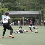 Marcell Siahaan Instagram - Singacup 2023 di Singapura menjadi pengalaman bertanding sepakbola di luar negeri yang pertama buat Seth Ananda. Nervous dia. Sempat diawali dengan insiden paspor Seth dan Ayihnya yang tertahan di Kedutaan Belanda karena pengurusan Schengen Visa, dengan munculnya sistem dimana paspor tidak bisa ‘keluar sementara’ ketika sedang dalam pengurusan padahal harus berangkat ke Singapura untuk tanding. Alhamdulilah, Visa Schengen bisa diselesaikan tepat waktu berkat profesionalisme Kedutaan Belanda, dan akhirnya Seth berangkat ke Singapura dan bertanding bersama team @soccered.id. Kondisi Seth sayangnya belum sepenuhnya pulih dari flu-nya yang berkepanjangan, ditambah harus dengan sabar mengingatkan dia untuk terus minum air mineral serta tidak mengkonsumsi makanan manis dan produk-produk susu yang berlebihan agar alerginya tidak mudah tercetus. Pertandingan berjalan dengan cukup menegangkan karena beberapa team lawan terlihat jauh lebih solid. Seth mendapat pelajaran berharga terutama mengenai mental bertanding yang bukan saja mengharuskan dia untuk fokus pada kelebihan-kelebihannya, tapi juga disaat yang bersamaan tidak boleh jumawa, besar kepala serta cepat puas. Untung ada abangnya, Edga @_edgaiancook yang benar-benar menjadi ‘shadow coach’, yang dengan perspektifnya memberikan banyak input-input teknis maupun non-teknis untuk Seth termasuk menasehatinya untuk tetap menjaga ‘attitude’ yang baik, sabar dan tenang dalam menghadapi apapun di lapangan. Seth belajar melihat dengan mata kepalanya sendiri bahwa menentukan tujuan dan fokus adalah syarat utama yang akan menentukan seberapa jauh seseorang mampu bertahan dalam karirnya. Sekalipun usia Seth terbilang masih kecil, namun sudah saatnya untuk dia belajar dan berlatih dengan lebih serius. Terima kasih @soccered.id atas kesempatan yang sangat baik ini untuk Seth. 📷: @narawangsadheo #soccered #socceredid RainForest Sports Hub, Turf City