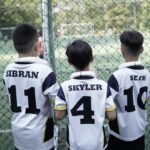 Marcell Siahaan Instagram - Singacup 2023 di Singapura menjadi pengalaman bertanding sepakbola di luar negeri yang pertama buat Seth Ananda. Nervous dia. Sempat diawali dengan insiden paspor Seth dan Ayihnya yang tertahan di Kedutaan Belanda karena pengurusan Schengen Visa, dengan munculnya sistem dimana paspor tidak bisa ‘keluar sementara’ ketika sedang dalam pengurusan padahal harus berangkat ke Singapura untuk tanding. Alhamdulilah, Visa Schengen bisa diselesaikan tepat waktu berkat profesionalisme Kedutaan Belanda, dan akhirnya Seth berangkat ke Singapura dan bertanding bersama team @soccered.id. Kondisi Seth sayangnya belum sepenuhnya pulih dari flu-nya yang berkepanjangan, ditambah harus dengan sabar mengingatkan dia untuk terus minum air mineral serta tidak mengkonsumsi makanan manis dan produk-produk susu yang berlebihan agar alerginya tidak mudah tercetus. Pertandingan berjalan dengan cukup menegangkan karena beberapa team lawan terlihat jauh lebih solid. Seth mendapat pelajaran berharga terutama mengenai mental bertanding yang bukan saja mengharuskan dia untuk fokus pada kelebihan-kelebihannya, tapi juga disaat yang bersamaan tidak boleh jumawa, besar kepala serta cepat puas. Untung ada abangnya, Edga @_edgaiancook yang benar-benar menjadi ‘shadow coach’, yang dengan perspektifnya memberikan banyak input-input teknis maupun non-teknis untuk Seth termasuk menasehatinya untuk tetap menjaga ‘attitude’ yang baik, sabar dan tenang dalam menghadapi apapun di lapangan. Seth belajar melihat dengan mata kepalanya sendiri bahwa menentukan tujuan dan fokus adalah syarat utama yang akan menentukan seberapa jauh seseorang mampu bertahan dalam karirnya. Sekalipun usia Seth terbilang masih kecil, namun sudah saatnya untuk dia belajar dan berlatih dengan lebih serius. Terima kasih @soccered.id atas kesempatan yang sangat baik ini untuk Seth. 📷: @narawangsadheo #soccered #socceredid RainForest Sports Hub, Turf City