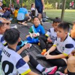 Marcell Siahaan Instagram - Singacup 2023 di Singapura menjadi pengalaman bertanding sepakbola di luar negeri yang pertama buat Seth Ananda. Nervous dia. Sempat diawali dengan insiden paspor Seth dan Ayihnya yang tertahan di Kedutaan Belanda karena pengurusan Schengen Visa, dengan munculnya sistem dimana paspor tidak bisa ‘keluar sementara’ ketika sedang dalam pengurusan padahal harus berangkat ke Singapura untuk tanding. Alhamdulilah, Visa Schengen bisa diselesaikan tepat waktu berkat profesionalisme Kedutaan Belanda, dan akhirnya Seth berangkat ke Singapura dan bertanding bersama team @soccered.id. Kondisi Seth sayangnya belum sepenuhnya pulih dari flu-nya yang berkepanjangan, ditambah harus dengan sabar mengingatkan dia untuk terus minum air mineral serta tidak mengkonsumsi makanan manis dan produk-produk susu yang berlebihan agar alerginya tidak mudah tercetus. Pertandingan berjalan dengan cukup menegangkan karena beberapa team lawan terlihat jauh lebih solid. Seth mendapat pelajaran berharga terutama mengenai mental bertanding yang bukan saja mengharuskan dia untuk fokus pada kelebihan-kelebihannya, tapi juga disaat yang bersamaan tidak boleh jumawa, besar kepala serta cepat puas. Untung ada abangnya, Edga @_edgaiancook yang benar-benar menjadi ‘shadow coach’, yang dengan perspektifnya memberikan banyak input-input teknis maupun non-teknis untuk Seth termasuk menasehatinya untuk tetap menjaga ‘attitude’ yang baik, sabar dan tenang dalam menghadapi apapun di lapangan. Seth belajar melihat dengan mata kepalanya sendiri bahwa menentukan tujuan dan fokus adalah syarat utama yang akan menentukan seberapa jauh seseorang mampu bertahan dalam karirnya. Sekalipun usia Seth terbilang masih kecil, namun sudah saatnya untuk dia belajar dan berlatih dengan lebih serius. Terima kasih @soccered.id atas kesempatan yang sangat baik ini untuk Seth. 📷: @narawangsadheo #soccered #socceredid RainForest Sports Hub, Turf City
