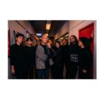 Marcell Siahaan Instagram - Acara ini berawal dari saya ‘menantang’ anak-anak @thehallwayspace_ @rillyrobbi untuk mereka menyelenggarakan sebuah konser intim di Hallway, sebuah tempat seru dan unik yang berada persis ditengah-tengah sebuah pasar basah tradisional jaman saya kecil bernama Pasar Kosambi, Bandung. Buat mereka yang minimal seangkatan dengan saya pasti tahu kalau disana adalah salah satu tempat terbaik membeli seragam sekolah dan juga seragam Pramuka beserta pernak-perniknya. Plus, Bandung Teater, sebuah bioskop yang sekarang berubah menjadi Hallway, yang didalamnya ada banyak sekali gerai ‘independen’ fashion, musik sampai kuliner. Menyenangkan sekali. Sebuah portal pertemuan, melting pot, tempat bertemunya banyak kalangan. Teman-teman bermusik di masa lampau seperti @gebegdrum @papapyopie @luki_govinda hadir disana, semua masih dalam keadaan sehat dan terus produktif. Hadir juga teman-teman dari kalangan disabilitas antara lain @guntur.abah dan teman-teman tuli yang khusus saya undang, dan tidak lupa meminta kepada penyelenggara menyediakan penerjemah bahasa isyarat demi kenyamanan mereka. Terima kasih kepada keluargaku, my Avengers, adik-adik musisi kesayangan @rishanda @renitamartadinata @jeffwatti @matthewmanwell @cesar_alkautsar @ivanalidiyan @imotimot dan masku @eugen.bounty GILAAAA! Walaupun udara panas banget, rebutan oksigen, tapi selalu maksimal. ❤️ Adikku, anakku, @mraviandika untuk duet maut kita di ‘Firasat’, THANK YOU, Sir! ❤️ Tim produksi MARCELL yang fantastik @anggianggoro @rickysophian @harfiovan @reyhin1603 @boyblackcurrant @heruusiswanto dibawah komando @gafurdinno ✅ Dan tentunya Kasubdit Ketampanan @ronaldreborn dan Kasubdit Dokumentasi dan Sejarah @bengurion.works yang super, dan Staf Khusus @shandy_age dan Kepala Rumah Tangga @ganjar.tribowo ✅ Dan mereka yang hadir sebagai support besar, adik-adik tersayang @filinno @zanninaaa @juliuzickboy @magentaparamita @awisnuw Michaela dan anakku ‘Kribo Neraka’ @keenahrah , TERIMA KASIH! ❤️ Team @mahatidana_fight.camp @lendengndgank yang juga hadir, hatur nuhun, Warriors! Thank you @mrahotel and Mannery Eatery for hospitality. Bandung, kenanganmu terlalu indah. Indonesia