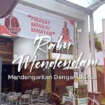 Marcell Siahaan Instagram - Assalamualaikum warrahmatulahi wabarakatuh. Sampurasun parawargi. Pada Rabu Mendendam (Mendengarkan Dengan Damai) kali ini saya mendapatkan kesempatan bertemu dengan Komunitas Ojek Online dari kawasan Bandung Timur dan Cimahi. Mendengarkan langsung keluh kesah mereka, mendapatkan asupan-asupan penting mengenai apa yang seharusnya diupayakan untuk menaikkan standar kelayakan profesi pengendara ojek online, memanusiakan mitra-mitra dari aplikasi-aplikasi online ini. Insya Allah, kita bertemu lagi. Demi Merah Putih #MarcellSiahaan #FirasatMenujuSenayan #PoskoSemusim #PDIPerjuangan #BantengMudaIndonesia #GenerasiGotongRoyong
