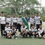 Marcell Siahaan Instagram - Singacup 2023 di Singapura menjadi pengalaman bertanding sepakbola di luar negeri yang pertama buat Seth Ananda. Nervous dia. Sempat diawali dengan insiden paspor Seth dan Ayihnya yang tertahan di Kedutaan Belanda karena pengurusan Schengen Visa, dengan munculnya sistem dimana paspor tidak bisa ‘keluar sementara’ ketika sedang dalam pengurusan padahal harus berangkat ke Singapura untuk tanding. Alhamdulilah, Visa Schengen bisa diselesaikan tepat waktu berkat profesionalisme Kedutaan Belanda, dan akhirnya Seth berangkat ke Singapura dan bertanding bersama team @soccered.id. Kondisi Seth sayangnya belum sepenuhnya pulih dari flu-nya yang berkepanjangan, ditambah harus dengan sabar mengingatkan dia untuk terus minum air mineral serta tidak mengkonsumsi makanan manis dan produk-produk susu yang berlebihan agar alerginya tidak mudah tercetus. Pertandingan berjalan dengan cukup menegangkan karena beberapa team lawan terlihat jauh lebih solid. Seth mendapat pelajaran berharga terutama mengenai mental bertanding yang bukan saja mengharuskan dia untuk fokus pada kelebihan-kelebihannya, tapi juga disaat yang bersamaan tidak boleh jumawa, besar kepala serta cepat puas. Untung ada abangnya, Edga @_edgaiancook yang benar-benar menjadi ‘shadow coach’, yang dengan perspektifnya memberikan banyak input-input teknis maupun non-teknis untuk Seth termasuk menasehatinya untuk tetap menjaga ‘attitude’ yang baik, sabar dan tenang dalam menghadapi apapun di lapangan. Seth belajar melihat dengan mata kepalanya sendiri bahwa menentukan tujuan dan fokus adalah syarat utama yang akan menentukan seberapa jauh seseorang mampu bertahan dalam karirnya. Sekalipun usia Seth terbilang masih kecil, namun sudah saatnya untuk dia belajar dan berlatih dengan lebih serius. Terima kasih @soccered.id atas kesempatan yang sangat baik ini untuk Seth. 📷: @narawangsadheo #soccered #socceredid RainForest Sports Hub, Turf City
