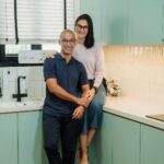 Marcell Siahaan Instagram - Genap 10 tahun dapur ini telah menjadi tumpuan harapan kami dan kini tiba saatnya untuk melakukan renovasi. Dibantu Savin Home dan Blanco Indonesia, kami melakukan peremajaan dapur kami dengan mengubah layout dan desain yang lebih cantik dan segar. Desain yang efisien lengkap dengan kompartemen-kompartemen yang sesuai peruntukannya membuat dapur tetap terasa luas dan sedap dipandang, sekalipun menampung banyak sekali barang kebutuhan dapur dan juga pernak-pernik lainnya. Tidak ketinggalan, wastafel dengan keran khusus dari Blanco yang menyediakan dua katup untuk air cucian dan air minum dengan desain simpel namun cantik dan elegan. Terima kasih savin home dan jg blanco indonesia #savinhome #blancoindonesia #renovation #interiordesign #interiordesignindonesia #homelifestyle #homelifestyleindonesia