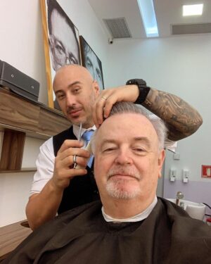 Marcelo Mansfield Instagram - Cortando as madeixas pos filmagem de “Uma Advogada Brilhante “ !!!
By @victormateuslanes 

#fun #funny #hairdresser #amazing #haircut