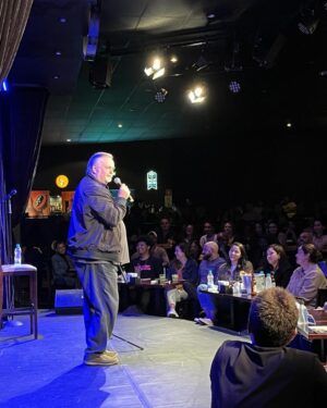 Marcelo Mansfield Instagram - Mais uma noite sensacional com uma plateia de ouro no @clubebarbixas …. E ao lado do @benludmer @babucarreira e @mariarmellini virou uma festa no camarim !!!
Viva os @ciabarbixas !!!

#fun #funny #amazing #love #comedy #standupcomedy #comedia