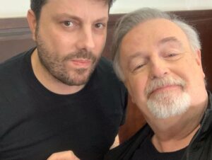 Marcelo Mansfield Instagram - Bastidores de “Uma Advogada Brilhante”… filmagem terminada, cada um pros seus afazeres e ate ja cortei o cabelo e “desbastei” o cavanhaque…. Daqui a pouco ta nas telas !!!

#fun #cinema #comedia #funny #amazing #movie #movies #moviesbackstage