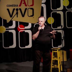 Marcelo Mansfield Instagram - Que bom reencontrar @marcelomarrom @diogoportugal @benludmer e @nilagra no palco do @comediaaovivo ontem … aproveitei e testei um novo formatinho de fazsr um “set” misturando standup+esquetes !!! Feliz 😀 

#fun #funny #comedy #standupcomedy #comedia #teatro #theater #teatrorenaissance #comediaaovivo #amazing #love