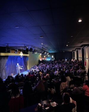 Marcelo Mansfield Instagram - Mais uma noite sensacional com uma plateia de ouro no @clubebarbixas …. E ao lado do @benludmer @babucarreira e @mariarmellini virou uma festa no camarim !!!
Viva os @ciabarbixas !!!

#fun #funny #amazing #love #comedy #standupcomedy #comedia