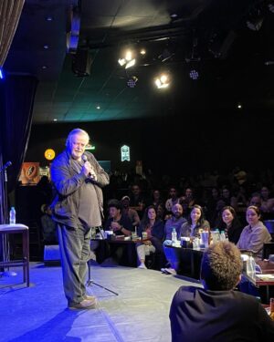 Marcelo Mansfield Instagram - Mais uma noite sensacional com uma plateia de ouro no @clubebarbixas …. E ao lado do @benludmer @babucarreira e @mariarmellini virou uma festa no camarim !!!
Viva os @ciabarbixas !!!

#fun #funny #amazing #love #comedy #standupcomedy #comedia