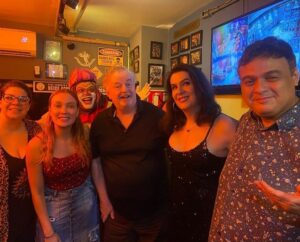 Marcelo Mansfield Instagram - Mesmo semi-aposentado do Stand Up, gosto de ir no camarim pra ver os amiguinhos…. Olha so esse elenco: Renata Said, Ale MacHaddo, Xanda Dias, palhaço Amendoim e o anfitrião da Sessão Coruja , Diguinho Coruja !!!

#standupcomedy #comedia #comedy #humor #humoristas #fun #funny