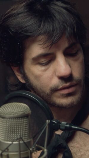 Marco Antonio Caponi Instagram - QUE PLANAZO 🌹Quiero contarles con mucha felicidad que se acaba de estrenar “SANDRO DE AMÉRICA” en @primevideolat 

Esta serie Hermosa que hicimos hace varios años. Fue la primera Biopic Argentina, y para mí es una joya. 
Dirigida x elAstro @israelcaetano y con un equipazo @agustin_sullivan @antonio.grimau @lali @luismachinok @jorge.suarezok @ransenberg @marbellati y así….en fin…. Véanla que es un HERMOSOR DE SERIE
