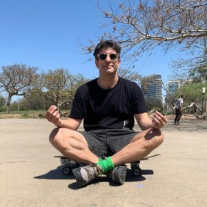 Marco Antonio Caponi Instagram - 9/10/2023 Llegué a los 40 y me pego por acá… 

Colmen el insta de amor virtual