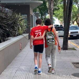 Marco Antonio Caponi Instagram - Que este legado no se termine nunca. Que la felicidad colme las calles con estos colores siempre, nadie doblega a una multitud unida, eso lo aprendimos, necesitamos abrazarnos para siempre EQUIPO, sabiendo que somos nosotros los que defendemos día a día nuestros colores en la cancha con sufrimiento y pasión. 
A SEGUIR JUGANDO COMO LO HICIERON “LOS MUCHACHOS” SEAMOS NOSOTROS, UNIDOS, QUE NO HAY NADA QUE PUEDA DETENERNOS NI DAR TANTO ORGULLO COMO SER ARGENTINOS 

VAMOS ARGENTINA 🇦🇷