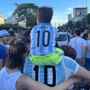 Marco Antonio Caponi Instagram - Que este legado no se termine nunca. Que la felicidad colme las calles con estos colores siempre, nadie doblega a una multitud unida, eso lo aprendimos, necesitamos abrazarnos para siempre EQUIPO, sabiendo que somos nosotros los que defendemos día a día nuestros colores en la cancha con sufrimiento y pasión. 
A SEGUIR JUGANDO COMO LO HICIERON “LOS MUCHACHOS” SEAMOS NOSOTROS, UNIDOS, QUE NO HAY NADA QUE PUEDA DETENERNOS NI DAR TANTO ORGULLO COMO SER ARGENTINOS 

VAMOS ARGENTINA 🇦🇷
