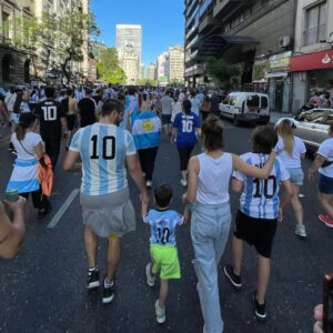 Marco Antonio Caponi Instagram - Que este legado no se termine nunca. Que la felicidad colme las calles con estos colores siempre, nadie doblega a una multitud unida, eso lo aprendimos, necesitamos abrazarnos para siempre EQUIPO, sabiendo que somos nosotros los que defendemos día a día nuestros colores en la cancha con sufrimiento y pasión. 
A SEGUIR JUGANDO COMO LO HICIERON “LOS MUCHACHOS” SEAMOS NOSOTROS, UNIDOS, QUE NO HAY NADA QUE PUEDA DETENERNOS NI DAR TANTO ORGULLO COMO SER ARGENTINOS 

VAMOS ARGENTINA 🇦🇷