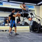 Marcos Mion Instagram - Qual foi a última coisa que você aprendeu a fazer? A minha foi uma joelhada voadora. #MMAoFilme . Lembro constantemente das minhas conversas com o @officialslystallone sobre o quão árduo e sofrido e dolorido é dar vida às cenas de luta de forma verídica. E fico com o coração acelerado de “pelamordeDeusueunaotoacreditando” que eu tô fazendo meu Rocky Balboa! 🤯🤯🤯🤯 . Esse ano ainda no cinema, hein?? #SeguraOSawamu