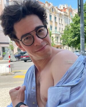 Marek Adamczyk Instagram - Od začátku pandemie jsem se nejvíc bál toho, že někoho blbě nakazím - pošlu tátu na ventilátor, zkazím Evě sezónu, lidé kvůli mně budou muset trávit týdny v karanténách nebo něco horšího...

A tenhle velký strach zdaleka překonal všechny obavy a nejistoty, které jsem cítil, když jsem se na očkování přihlásil.
Nikdy bych nemohl riskovat zdraví lidí kolem mě jen kvůli vlastní opatrnosti a pohodlnosti.

Navíc věřím naší medicíně a vědě. Hodně velmi chytrých lidí velmi tvrdě pracovalo, aby našli řešení bezpečně, pro co nejvíc lidí a co nejdříve. To je přímo fascinující.

Proto pro mě bylo očkování jediná cesta.

Očkování v O2 universum můžu vřele doporučit. Vše od registrace po samotné pigáro s vakcínou šlo jak na drátkách❤️