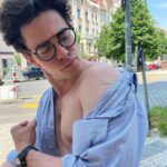 Marek Adamczyk Instagram - Od začátku pandemie jsem se nejvíc bál toho, že někoho blbě nakazím - pošlu tátu na ventilátor, zkazím Evě sezónu, lidé kvůli mně budou muset trávit týdny v karanténách nebo něco horšího... A tenhle velký strach zdaleka překonal všechny obavy a nejistoty, které jsem cítil, když jsem se na očkování přihlásil. Nikdy bych nemohl riskovat zdraví lidí kolem mě jen kvůli vlastní opatrnosti a pohodlnosti. Navíc věřím naší medicíně a vědě. Hodně velmi chytrých lidí velmi tvrdě pracovalo, aby našli řešení bezpečně, pro co nejvíc lidí a co nejdříve. To je přímo fascinující. Proto pro mě bylo očkování jediná cesta. Očkování v O2 universum můžu vřele doporučit. Vše od registrace po samotné pigáro s vakcínou šlo jak na drátkách❤️