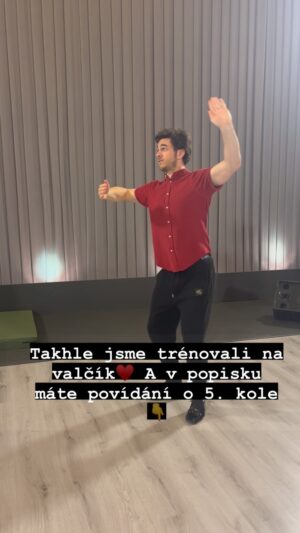 Marek Adamczyk Instagram - „VALČÍK bude krizový tanec“, touhle myšlenkou jsem otravoval Lenku už týden. Zatímco u latiny se nám zatím dařilo dostávat docela dobré známky od poroty, u standardních tanců nám to zatím moc nejde. Navíc kolo našlapané pěti latinami a k tomu Vávra, kterému standard jde krásně - to mi napovídalo, že bude těžké se vyškrabat v hodnocení od poroty dost vysoko. Ačkoli jsme měli tréninky, kdy se nám dařilo a hodně jsme se zlepšili, ještě to nebylo stoprocentní.

TAIWANCEM SNADNO A RYCHLE
Z čeho jsem měl před přenosem dobrý pocit, byl celkový styl našeho tance. Asi největší radost jsem měl z toho, co mi vyrostlo na hlavě. Když jsme s naší vlasovou kouzelnicí Blankou Haškovou přemítali, jak tenhle díl pojmout, najednou jsme byli oba bez nápadu. Blanka už skoro začala vymýšlet nějaký relativně neutrální účes, když v tom si vzpomněla, jak jsem jí před pár týdny popisoval, že bych si na tenhle tanec mohl nechat udělat takový ten bobánek, jak se v asii nosíval. Najednou odkudsi přinesla asi deset příčesů a začala mi je zadělávat do hlavy. Měl jsem ji sice těžší asi o půl kila, ale výsledek byl fantastický. Ostatně jste to viděli sami.

VALČÍK ZATANČÍ…
Řekl bych, že jsem svojí teorií o kritickém pátém kole Lenku trošku znervóznil, i když to na sobě nedala znát. Především jsem ale znervóznil sám sebe. Snažil jsem se hodit do klidu, celý tanec jsme si přeci stokrát projeli a i na generálce se nám povedl, tak není proč se bát. Jdeme na to… Reportáž už moc neposlouchám. Napřed taiči, pak vezmu Lenku na rameno a jde se do držení. Drncá to? Asi trošku jo. Já nevim, prostě to musíme nějak zatancovat. Lidi jsou skvělí, ženou nás dopředu a já cítím, že jsme tam spolu. Mám radost, jak to plyne a přijde mi to krásné.

S KÝM SE VEČER ROZLOUČÍME
Drncalo to. Asi jo, já nevim. Každopádně jsme dostali lepší známky, než za quickstep. Tentokrát to ale v té plejádě fantastických tanců bude stačit jen na předposlední místo. Budiž. Valčík je náš krizový tanec. Chvíli jsem vážně myslel, že se za tohle kolo už nedostaneme, ale POTOM JSTE ZAÚŘADOVALI VY!!! A moc Vám za to děkujeme. Budeme zase dělat všechno pro to, abyste svých hlasů nelitovali.

Děkuji Vám a přeji krásný týden