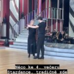 Marek Adamczyk Instagram - ZKROŤ TOHO BEJKA Máme za sebou další sobotu a tentokrát to bylo zase něco úplně jiného. Když Lenka začala odklepávat kastanětami na začátku rytmus do ticha, úplně jsem cítil, jak se po Holešovicích prohnalo stádo bejčků. Ještě jsem stihnul mrknout na Ivanku Chýlkovou, pro kterou jsme naše pasodoble tancovali, a šlo se na to. Jo, možná to sem tam nebylo dokonalé, ale myslím, že tu atmosféru koridy jsme docela vystihli a vypadá to, že prošla až k vám do obýváků. A byl tam sice trošku vystrčenější zadek, ale Ivanka to možná se zadkem ocenila i víc😂 RYTMUS STARDANCE Celkově bych řekl, že nám tohle kolo všem docela sedlo. Už máme pod kůží ten rytmus čtvrtek-pátek-sobota, dokážeme se víc věnovat samotnému tanci a nenechat se rozptylovat. Já osobně jsem měl asi největší radost za Dariju, která má na parketu i mimo něj čím dál suverénnější projev a svědčí jí to. POROTA Všiml jsem si, že porota je u vás docela časté téma, tak Vám k tomu chci ještě něco napsat. Myslím si, že to není vůbec snadný úkol, během půl minuty někoho zhodnotit a být při tom zároveň zábavný, odborný, objektivní i osobní najednou. Zatímco Marek s Terezou se mohou dopředu na vše připravit a od nás se žádná moudra nečekají, oni musí reagovat v daný moment bez přípravy a ještě by měli mluvit jak kniha. Každopádně bez nich by to celé nedávalo smysl a jsem moc rád, že tam tyhle tři fajn lidi sedí a udržují nás i vás v pozoru. To je jejich role a dělají to dobře. PŘÍŠTĚ Čeká nás valčík a myslím, že to nebude jednoduché, protože se standardními tanci jsem si zatím ještě úplně neporozumněl. Nicméně už máme víc odtancováno a věnujeme se přípravě s plným nasazením a pečí. Držte nám palce! Děkuji Vám za Vaše ohlasy (a hlasy) a přeji krásný zbytek týdne