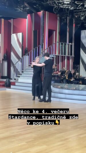 Marek Adamczyk Instagram - ZKROŤ TOHO BEJKA
Máme za sebou další sobotu a tentokrát to bylo zase něco úplně jiného.
Když Lenka začala odklepávat kastanětami na začátku rytmus do ticha, úplně jsem cítil, jak se po Holešovicích prohnalo stádo bejčků. Ještě jsem stihnul mrknout na Ivanku Chýlkovou, pro kterou jsme naše pasodoble tancovali, a šlo se na to. Jo, možná to sem tam nebylo dokonalé, ale myslím, že tu atmosféru koridy jsme docela vystihli a vypadá to, že prošla až k vám do obýváků. A byl tam sice trošku vystrčenější zadek, ale Ivanka to možná se zadkem ocenila i víc😂

RYTMUS STARDANCE
Celkově bych řekl, že nám tohle kolo všem docela sedlo. Už máme pod kůží ten rytmus čtvrtek-pátek-sobota, dokážeme se víc věnovat samotnému tanci a nenechat se rozptylovat. Já osobně jsem měl asi největší radost za Dariju, která má na parketu i mimo něj čím dál suverénnější projev a svědčí jí to.

POROTA
Všiml jsem si, že porota je u vás docela časté téma, tak Vám k tomu chci ještě něco napsat. Myslím si, že to není vůbec snadný úkol, během půl minuty někoho zhodnotit a být při tom zároveň zábavný, odborný, objektivní i osobní najednou. Zatímco Marek s Terezou se mohou dopředu na vše připravit a od nás se žádná moudra nečekají, oni musí reagovat v daný moment bez přípravy a ještě by měli mluvit jak kniha. Každopádně bez nich by to celé nedávalo smysl a jsem moc rád, že tam tyhle tři fajn lidi sedí a udržují nás i vás v pozoru. To je jejich role a dělají to dobře.

PŘÍŠTĚ
Čeká nás valčík a myslím, že to nebude jednoduché, protože se standardními tanci jsem si zatím ještě úplně neporozumněl. Nicméně už máme víc odtancováno a věnujeme se přípravě s plným nasazením a pečí. Držte nám palce!

Děkuji Vám za Vaše ohlasy (a hlasy) a přeji krásný zbytek týdne