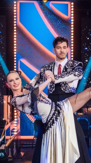 Marek Adamczyk Instagram - Díky Marku Adamczykovi a Lence Noře Návorkové a jejich tanci paso doble na píseň Spanish Trumpets jsme se na skok ocitli v prosluněném Španělsku. 🌞 😍

Jak se vám tato návštěva přímořské země líbila? 🌍

Hlasovat pro tento pár můžete SMS zprávou ve tvaru SD 5 na číslo 906 11 13. 📱

#stardancexii #stardancecz #ceskatelevize