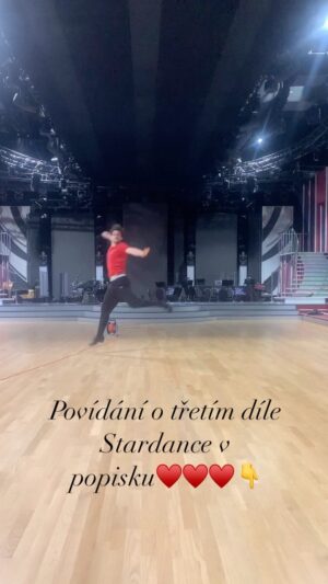 Marek Adamczyk Instagram - Tři dny, o kterých bych radši nepsal, ale zase, když to tak rádi čtete…

Pondělí
Cítím se blbě. Měl jsem ze včerejšího quickstepu moc dobrý pocit. Zatančili jsme to tak, jak jsme chtěli, všechny pasáže, se kterými jsem měl občas problémy, mi vyšly, Lenka chytla mimino, což bylo zase něco, z čeho měla strach ona a … dostali jsme tři šestky. Navíc musíme hned začít trénovat na další přenos, protože nemáme volnou neděli, takže jsme pěkně unavení. Jde to těžko, chybí mi motivace. Párkrát si projedeme, co máme, a jdeme od toho.

Úterý
Nemohl jsem moc spát. Jsem ale rád, že kromě poroty se náš quicksktep všem dost líbil. Dostali jsme spoustu krásných vzkazů, jak od „lidí z internetu“, tak od kamarádů tanečníků i netanečníků. Hodně z nich se pozastavovalo nad tím, jak nás hodnotili. Přesto se mi trénuje těžko. Mám takový vlezlý pocit, že se na to můžu vybodnout, když dělám, co umím, a stejně to za moc nestojí. Radši si budu užívat podzim a dám si zbytek soutěže „na Pavláska“. Ale přeci jen, když už jsme do toho dali tolik práce a Lenka je tak statečná frajerka, že do toho jde i s pochroumanou nohou… Tak trénuju trochu ze setrvačnosti a čekám, až budu mít lepší náladu.

Středa
Chtělo to trochu času, ale dneska už se cítím líp! Dlouho si o tom povídám s Lenkou… Není čas se litovat, zaprvé je to směšný a za druhý zbytečný. Pojďme si říct, že nás hodnotili správně a že tedy děláme něco špatně a pokusit se to spravit. Standard nás čeká až další týden, takže na to máme spoustu času. Dvě hodiny pak řešíme paty, špičky, dlouhý krok na druhou, detaily ve spině, v otevřených otáčkách a tak dál... Jdeme do větší hloubky a snažíme se ze mě něco nového vykřesat. A až za to příště dostaneme zase tři šestky tak… tak to pak zase zkusíme jinak no… achjo:)

Čtvrtek
Jsme v Holešovicích a tancuje se nám skvěle. Tak zatím to teda nebalim😁

Takže jedeme dál, těšíme se a pokusíme se vás zase potěšit. A třeba i tu porotu, i když s nimi je to těžší.

Jo a mimochodem - jsem rád, že jste konečně mohli vidět Evky rumbu, protože když jsem ji poprvé viděl na zkušebně, tak jsem si říkal, že to bude naprostá bomba a taky že jo. Evka je prostě Bohyně, no, to se nedá nic dělat.