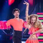 Marek Adamczyk Instagram - Jedna z mých nejoblíbenějších fotek z naší samby. 💃🕺 Za mě vystihuje všechno - měli jsme radost, naprosto parádně jsme si to užili a byla jsem pyšná, že jsme to všechno takhle zvládli. 🤗 Víte, že nás můžete podporovat vždy i v průběhu celého týdne? My budeme moc rádi. ❤️ SD 5 na číslo 906 11 13 📲 Moc děkujeme za všechny ohlasy a podporu. 😍 #stardance #stardancexii #marekadamczyk #lenkanoranavorkova #samba #ceskatelevize #dance #dancingwiththestars #sd5 📸 @mikulas_krepelka @ceskatelevize @stardancecz Výstaviště Holešovice