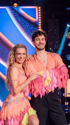 Marek Adamczyk Instagram - Tak tohle byla exploze energie! 🎇 Marek Adamczyk a Lenka Nora Návorková na píseň La Vida Es Un Carnaval předvedli nezapomenutelnou sambu. Nezastavil je ani Lenčin bolavý kotník! 🕺💃

Nenechal ani vás jejich tanec chladnými? 🤩

Pro tento pár můžete pro hlasovat prostřednictvím SMS ve tvaru SD 5 na číslo 906 11 13. 📱

#stardancexii #stardancecz #ceskatelevize