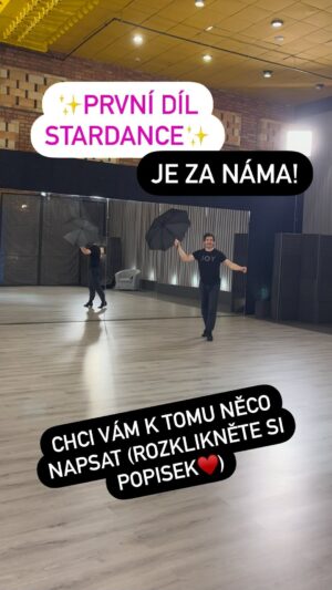 Marek Adamczyk Instagram - VY, CO TOHLE ČTETE, JSTE SKVĚLÍ!!!
Děkuju za všechny krásný reakce, všechny je čtu, ale není v mých silách na všechno reagovat. Doufám, že po včerejším rozjezdu Vám za týden s Lenkou dokážeme naservírovat LAHŮDKU, která bude zase z úplně jinýho těsta a všechnu tu energii, kterou jsme od Vás dostali, Vám vystřelíme přes obrazovku zpátky🚀
.
POCITY
Byl jsem nervózní jak blázen. A bohužel se to propsalo i do tancování. Připadal jsem si, jako když si smažete poslední verzi dokumentu ve wordu a musíte se vrátit k tý, kterou jste rozepsali před měsícem🙈 Hlava se nechtěla pustit kormidla a nechat tělo předvést všechno, co umí. Každý jsme se s tím museli poprat po svém a smekám před těmi, co to zvládli naprosto s přehledem a vysekli na parketu to nejlepší, co jsem od nich do včerejšího večera viděl! Jmenovitě @vavrinec_hradilek je od včerejška můj waltzovej Bůh🕺Že má místo rukou ocelovou obruč jsem věděl, ale že má místo nohou tlumiče z náklaďáku, to mě dostalo. A projít si olympijským stresem je zjevně pro Stardance ta nejlepší průprava, protože on teda rozhodně nezaváhal ukázat všechno, co umí👏 (fun fact: věděli jste, že závodní jízda na kajaku i závod ve snowboardcrossu trvá skoro úplně stejně jako jeden tanec? Náhoda? Nemyslím si😀)

LENKA, MOJE (DRUHÁ) BOHYNĚ
Moje božská @lenkanoranavorkova v šatech naprosto zářila a jsem šťastnej, že mám takovou perfektní partnerku, kámošku a učitelku v jedné osobě. Trošku jsem si při generálkách stavěl hlavu a dohadoval se s ní o kravinách, ale díky bohu jí to neotrávilo a nakonec se samozřejmě ukázalo, že měla ve všem pravdu😇 a příště budu klidnější Leni, slibuju!!!

TĚŠENÍ
Tak teď už víme, jaký to je, a můžeme se těšit, jak se zase všichni o kousek posuneme příští sobotu. Já osobně už vím, že dělat si zbytečný starosti deset vteřin před začátkem fakt nepomůže, a že je miliónkrát lepší se vykašlat na všechny připomínky a nejistoty a pustit to pěkně z kopce.

Kdo to dočetl až sem, napište mi, prosím, něco do komentářů, ať vím, že to tady nepíšu do prázdna. Jestli se Vám takovej report líbí a jestli mám psát míň nebo víc nebo radši vůbec😇

Konec hlášení. Mějte krásný týden.