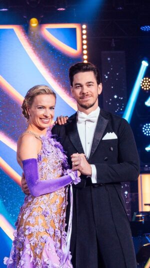 Marek Adamczyk Instagram - Zrcadlo, zrcadlo, řekni, kdo nás v zemi zdejší, krásným waltzem ukonejší? 💖 Herec Marek Adamczyk a tanečnice Lenka Nora Návorková s písní Come Away With Me. 🪞
 
Cítili jste se při tomto představení jako v pohádce? 🌟

Pro pár hlasujete po skončení pořadu SMS ve tvaru SD 5 na číslo 906 11 13. 📱

#stardancexii #stardancecz #ceskatelevize