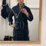 Marek Adamczyk Instagram – Tak takhle vypadá moje Stardencová komůrka. Je tu postýlka, stoleček a zrcadlo se vzkazem od neznámé ctitelky. Začínám mít dojem, že jedna vip tanečnice po mně fakt jede❤️