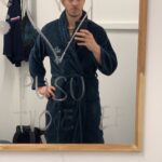 Marek Adamczyk Instagram - Tak takhle vypadá moje Stardencová komůrka. Je tu postýlka, stoleček a zrcadlo se vzkazem od neznámé ctitelky. Začínám mít dojem, že jedna vip tanečnice po mně fakt jede❤️