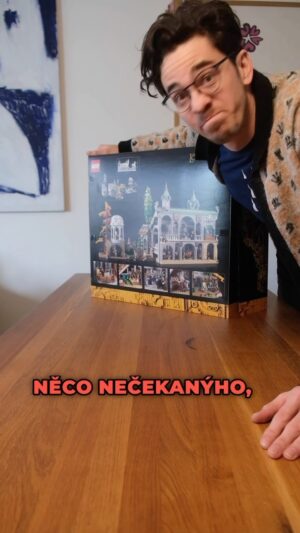 Marek Adamczyk Instagram - Daruj nečekané! Celý večer vypnout všechny obrazovky, pustit si soundtrack k pánovi prstenů a skládat stavebnici LEGO Roklinku, to byl pro mě splněný sen, o kterém jsem ani nevěděl, že ho mám. Zatím mám za sebou stavění jenom první části z tohohle obrovského modelu a musím říct, že je to pořád stejně fantastický zážitek, jako když jsem stavebnici LEGO dostával pod stromeček pravidelně. Vlastně fantastičtější, protože takhle detailní a zajímavě vymyšlený model jsem ještě neviděl. Navíc jsou v něm figurky celého společenstva prstenu😍 Prostě skládat takovouhle parádu je zážitek. Takže pokud letos chcete darovat něco nečekaného, co někomu udělá velkou radost, já bych šel do kostek. 
@lego @legoadults #legodarujnecekane