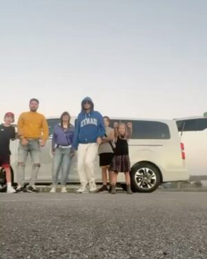 Marek Němec Instagram - Tak jsme se nenechali odradit. U @opel_cz nás s @petrus_hebka a čtyřmi dětmi s témeř opatrovnickou starostlivostí zapřísahali,ať neblbneme,ať nejedeme elektrickou Zafirou do Benátek na jeden den. “Budete pořád dobíjet,ten dojezd zatím není bůhvíco..” A ano,trvalo to asi 15hodin tam, 15 zpět..ale…cesta byla cíl. A všichni to zvládli skvěle.Ono totiž to dobíjení,panstvo,když po každých 2 hodinách na 40 minut stavíte…ono je to skvělý.Odpočinete si,blbnete,vymýšlíte,co dělat. Při jízdě taktizujete,kam dojedete,u jaké nabíječky zastavíte a pak děti konejšíte větami typu: “chcete dojet? Tak se přikryjte!”,když vám říkají,jaká jim je zima. No a vy samozřejmě topíte,ale jen z kopce,když rekuperujete. A ony jsou pak vděčné za trochu toho tepla. A ono v tom omezení je to kouzlo.Uvědomíte si,že všechno stojí nějakou energii,že nic není samozřejmé. Jsem na nás pyšnej a Benátky zůstanou láskou,stejně jako boži @petrus_hebka ❤️! Díky,že jsme mohli✌️
#trip#family#Venice#Opelcz#eletropunk