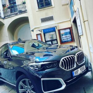 Marek Němec Instagram - Díky skvělému přístupu #stratosautopraha jsem měl možnost se seznámit s tímhle mocným přítelem.Naběhali jsme spolu 800 km-v noci,ve dne, k ránu-prostě jako když potřebujete nového partnera poznat za všech okolností a musím říci,že asi půjdu šetřit!! Nebo to spolu vybereme na hithitu,milí followeři?🤪Rychlost,přehled o okolí,bezpečí,intuitivní ovládání,cítíte se asi jako dítě v děloze-v naprostém klidu.A to jemné převalování se kultivovaného šestiválce je líbezný.#stratosauto , děkuju vřele za pobláznění! Jo,a vejdete se s s tímto útlým mamutem i třeba do #divadloungelt a to je co říct! Přepínám.