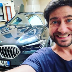 Marek Němec Instagram - Díky skvělému přístupu #stratosautopraha jsem měl možnost se seznámit s tímhle mocným přítelem.Naběhali jsme spolu 800 km-v noci,ve dne, k ránu-prostě jako když potřebujete nového partnera poznat za všech okolností a musím říci,že asi půjdu šetřit!! Nebo to spolu vybereme na hithitu,milí followeři?🤪Rychlost,přehled o okolí,bezpečí,intuitivní ovládání,cítíte se asi jako dítě v děloze-v naprostém klidu.A to jemné převalování se kultivovaného šestiválce je líbezný.#stratosauto , děkuju vřele za pobláznění! Jo,a vejdete se s s tímto útlým mamutem i třeba do #divadloungelt a to je co říct! Přepínám.