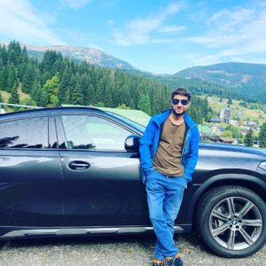 Marek Němec Instagram - Díky skvělému přístupu #stratosautopraha jsem měl možnost se seznámit s tímhle mocným přítelem.Naběhali jsme spolu 800 km-v noci,ve dne, k ránu-prostě jako když potřebujete nového partnera poznat za všech okolností a musím říci,že asi půjdu šetřit!! Nebo to spolu vybereme na hithitu,milí followeři?🤪Rychlost,přehled o okolí,bezpečí,intuitivní ovládání,cítíte se asi jako dítě v děloze-v naprostém klidu.A to jemné převalování se kultivovaného šestiválce je líbezný.#stratosauto , děkuju vřele za pobláznění! Jo,a vejdete se s s tímto útlým mamutem i třeba do #divadloungelt a to je co říct! Přepínám.