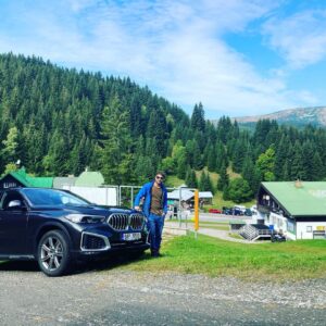 Marek Němec Instagram - Díky skvělému přístupu #stratosautopraha jsem měl možnost se seznámit s tímhle mocným přítelem.Naběhali jsme spolu 800 km-v noci,ve dne, k ránu-prostě jako když potřebujete nového partnera poznat za všech okolností a musím říci,že asi půjdu šetřit!! Nebo to spolu vybereme na hithitu,milí followeři?🤪Rychlost,přehled o okolí,bezpečí,intuitivní ovládání,cítíte se asi jako dítě v děloze-v naprostém klidu.A to jemné převalování se kultivovaného šestiválce je líbezný.#stratosauto , děkuju vřele za pobláznění! Jo,a vejdete se s s tímto útlým mamutem i třeba do #divadloungelt a to je co říct! Přepínám.