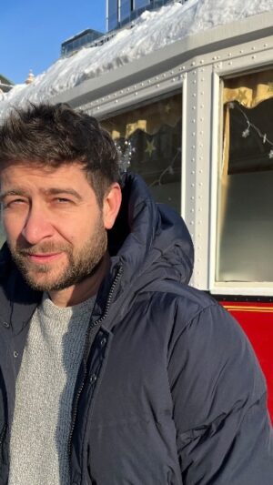 Marek Němec Instagram - Jsem klasický rychlonávštěvník prodejen oblečení.Vezmu a jdu. A v @marksandspencerczechrepublic to jde snadno.Funkční,spolehlivý a v tomto čase hřejivý kousky na vás číhají na každém štendru.Pro každého,kdo jen “probíhá”, je tu něco,co ocení. Svetry mají krásný,nic zženštělého! #spoluprace#marksandspencerczechrepublic #winterstyle #zimniinspirace
