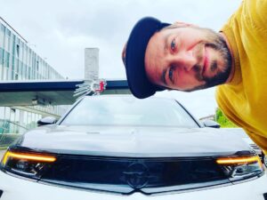 Marek Němec Instagram - @opel_cz ! Naposledy jsem jezdil Kadettem v roce 96 a kdo ho měl,byl alfa chlapec (já to štěstí neměl). Od té doby se u Opelu trošku posunuli a já teď koštuju elektrickou Mokku. A ono to jede.A jede to pěkně! Do města ideální parťák.Pokud vám elektřinu generují soláry na střeše,je elektroauto skvělou volbou! Přemýšlejte. Výkon máte hned,ticho included;), a ještě nečoudíte. Děkuju,že mohu degustovat tohle auto s fajn užitnou hodnotou!
A u Opelu mají teď ejchu akci : jmenuje se JEZDĚTE 60 DNÍ ZDARMA, kdy my hradíme v plné výši první dvě splátky při pořízení vozidla a na konkrétní modely je akční bonus až 150 000 Kč s 5letou zárukou s asistenčními službami zdarma. A nabídka platí jen do 31. října!
#elektromobilita
#opelmokka 
 
LINK: https://www.opel-akce.cz/