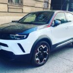 Marek Němec Instagram - @opel_cz ! Naposledy jsem jezdil Kadettem v roce 96 a kdo ho měl,byl alfa chlapec (já to štěstí neměl). Od té doby se u Opelu trošku posunuli a já teď koštuju elektrickou Mokku. A ono to jede.A jede to pěkně! Do města ideální parťák.Pokud vám elektřinu generují soláry na střeše,je elektroauto skvělou volbou! Přemýšlejte. Výkon máte hned,ticho included;), a ještě nečoudíte. Děkuju,že mohu degustovat tohle auto s fajn užitnou hodnotou! A u Opelu mají teď ejchu akci : jmenuje se JEZDĚTE 60 DNÍ ZDARMA, kdy my hradíme v plné výši první dvě splátky při pořízení vozidla a na konkrétní modely je akční bonus až 150 000 Kč s 5letou zárukou s asistenčními službami zdarma. A nabídka platí jen do 31. října! #elektromobilita #opelmokka LINK: https://www.opel-akce.cz/