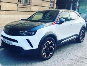 Marek Němec Instagram - @opel_cz ! Naposledy jsem jezdil Kadettem v roce 96 a kdo ho měl,byl alfa chlapec (já to štěstí neměl). Od té doby se u Opelu trošku posunuli a já teď koštuju elektrickou Mokku. A ono to jede.A jede to pěkně! Do města ideální parťák.Pokud vám elektřinu generují soláry na střeše,je elektroauto skvělou volbou! Přemýšlejte. Výkon máte hned,ticho included;), a ještě nečoudíte. Děkuju,že mohu degustovat tohle auto s fajn užitnou hodnotou!
A u Opelu mají teď ejchu akci : jmenuje se JEZDĚTE 60 DNÍ ZDARMA, kdy my hradíme v plné výši první dvě splátky při pořízení vozidla a na konkrétní modely je akční bonus až 150 000 Kč s 5letou zárukou s asistenčními službami zdarma. A nabídka platí jen do 31. října!
#elektromobilita
#opelmokka 
 
LINK: https://www.opel-akce.cz/