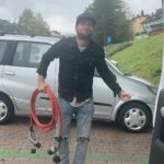 Marek Němec Instagram - Tak jsme se nenechali odradit. U @opel_cz nás s @petrus_hebka a čtyřmi dětmi s témeř opatrovnickou starostlivostí zapřísahali,ať neblbneme,ať nejedeme elektrickou Zafirou do Benátek na jeden den. “Budete pořád dobíjet,ten dojezd zatím není bůhvíco..” A ano,trvalo to asi 15hodin tam, 15 zpět..ale…cesta byla cíl. A všichni to zvládli skvěle.Ono totiž to dobíjení,panstvo,když po každých 2 hodinách na 40 minut stavíte…ono je to skvělý.Odpočinete si,blbnete,vymýšlíte,co dělat. Při jízdě taktizujete,kam dojedete,u jaké nabíječky zastavíte a pak děti konejšíte větami typu: “chcete dojet? Tak se přikryjte!”,když vám říkají,jaká jim je zima. No a vy samozřejmě topíte,ale jen z kopce,když rekuperujete. A ony jsou pak vděčné za trochu toho tepla. A ono v tom omezení je to kouzlo.Uvědomíte si,že všechno stojí nějakou energii,že nic není samozřejmé. Jsem na nás pyšnej a Benátky zůstanou láskou,stejně jako boži @petrus_hebka ❤️! Díky,že jsme mohli✌️ #trip#family#Venice#Opelcz#eletropunk