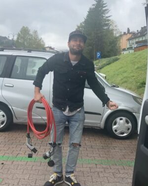 Marek Němec Instagram - Tak jsme se nenechali odradit. U @opel_cz nás s @petrus_hebka a čtyřmi dětmi s témeř opatrovnickou starostlivostí zapřísahali,ať neblbneme,ať nejedeme elektrickou Zafirou do Benátek na jeden den. “Budete pořád dobíjet,ten dojezd zatím není bůhvíco..” A ano,trvalo to asi 15hodin tam, 15 zpět..ale…cesta byla cíl. A všichni to zvládli skvěle.Ono totiž to dobíjení,panstvo,když po každých 2 hodinách na 40 minut stavíte…ono je to skvělý.Odpočinete si,blbnete,vymýšlíte,co dělat. Při jízdě taktizujete,kam dojedete,u jaké nabíječky zastavíte a pak děti konejšíte větami typu: “chcete dojet? Tak se přikryjte!”,když vám říkají,jaká jim je zima. No a vy samozřejmě topíte,ale jen z kopce,když rekuperujete. A ony jsou pak vděčné za trochu toho tepla. A ono v tom omezení je to kouzlo.Uvědomíte si,že všechno stojí nějakou energii,že nic není samozřejmé. Jsem na nás pyšnej a Benátky zůstanou láskou,stejně jako boži @petrus_hebka ❤️! Díky,že jsme mohli✌️
#trip#family#Venice#Opelcz#eletropunk