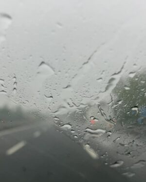 Marek Němec Instagram - Tak jsme se nenechali odradit. U @opel_cz nás s @petrus_hebka a čtyřmi dětmi s témeř opatrovnickou starostlivostí zapřísahali,ať neblbneme,ať nejedeme elektrickou Zafirou do Benátek na jeden den. “Budete pořád dobíjet,ten dojezd zatím není bůhvíco..” A ano,trvalo to asi 15hodin tam, 15 zpět..ale…cesta byla cíl. A všichni to zvládli skvěle.Ono totiž to dobíjení,panstvo,když po každých 2 hodinách na 40 minut stavíte…ono je to skvělý.Odpočinete si,blbnete,vymýšlíte,co dělat. Při jízdě taktizujete,kam dojedete,u jaké nabíječky zastavíte a pak děti konejšíte větami typu: “chcete dojet? Tak se přikryjte!”,když vám říkají,jaká jim je zima. No a vy samozřejmě topíte,ale jen z kopce,když rekuperujete. A ony jsou pak vděčné za trochu toho tepla. A ono v tom omezení je to kouzlo.Uvědomíte si,že všechno stojí nějakou energii,že nic není samozřejmé. Jsem na nás pyšnej a Benátky zůstanou láskou,stejně jako boži @petrus_hebka ❤️! Díky,že jsme mohli✌️
#trip#family#Venice#Opelcz#eletropunk
